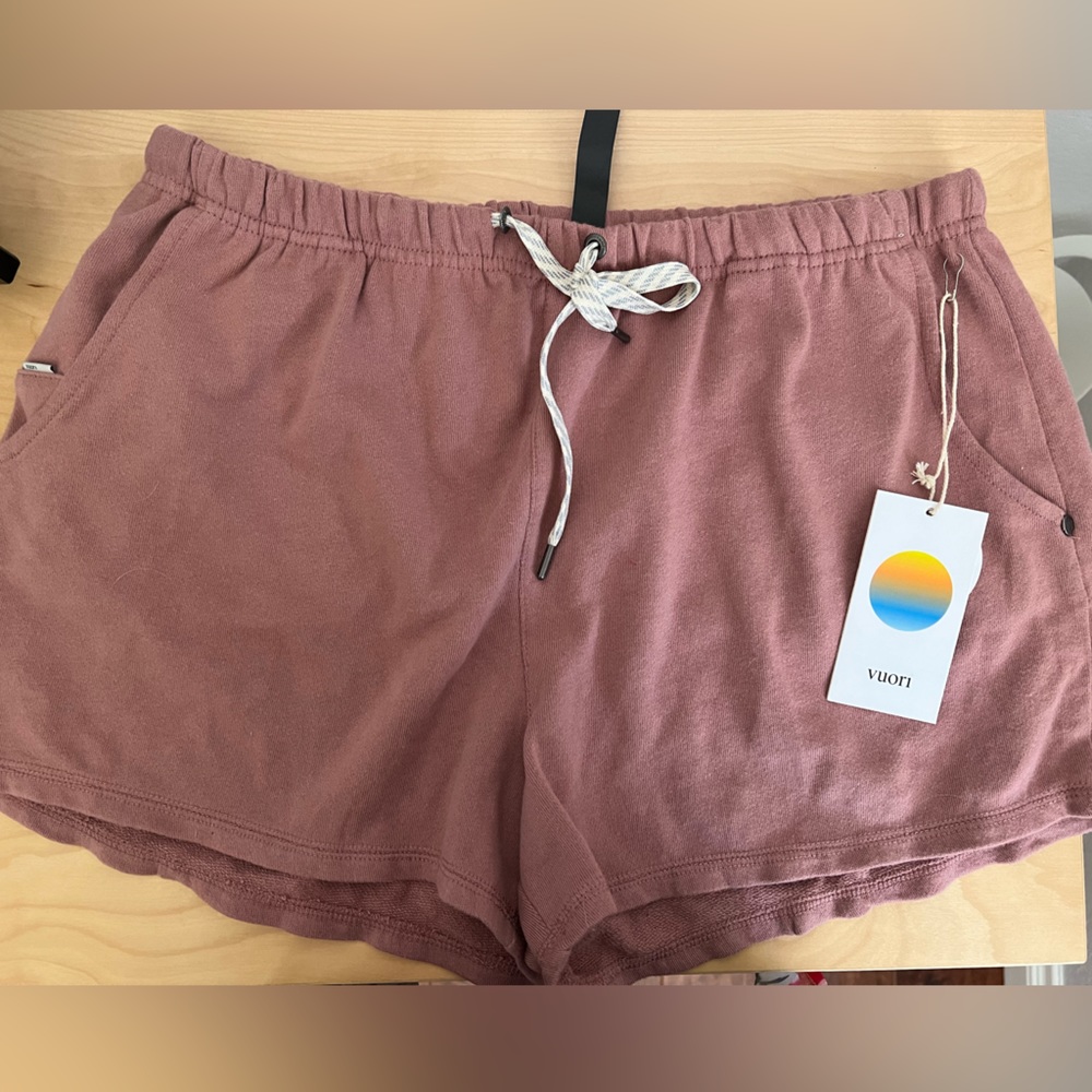 Vuori Shorts - Large